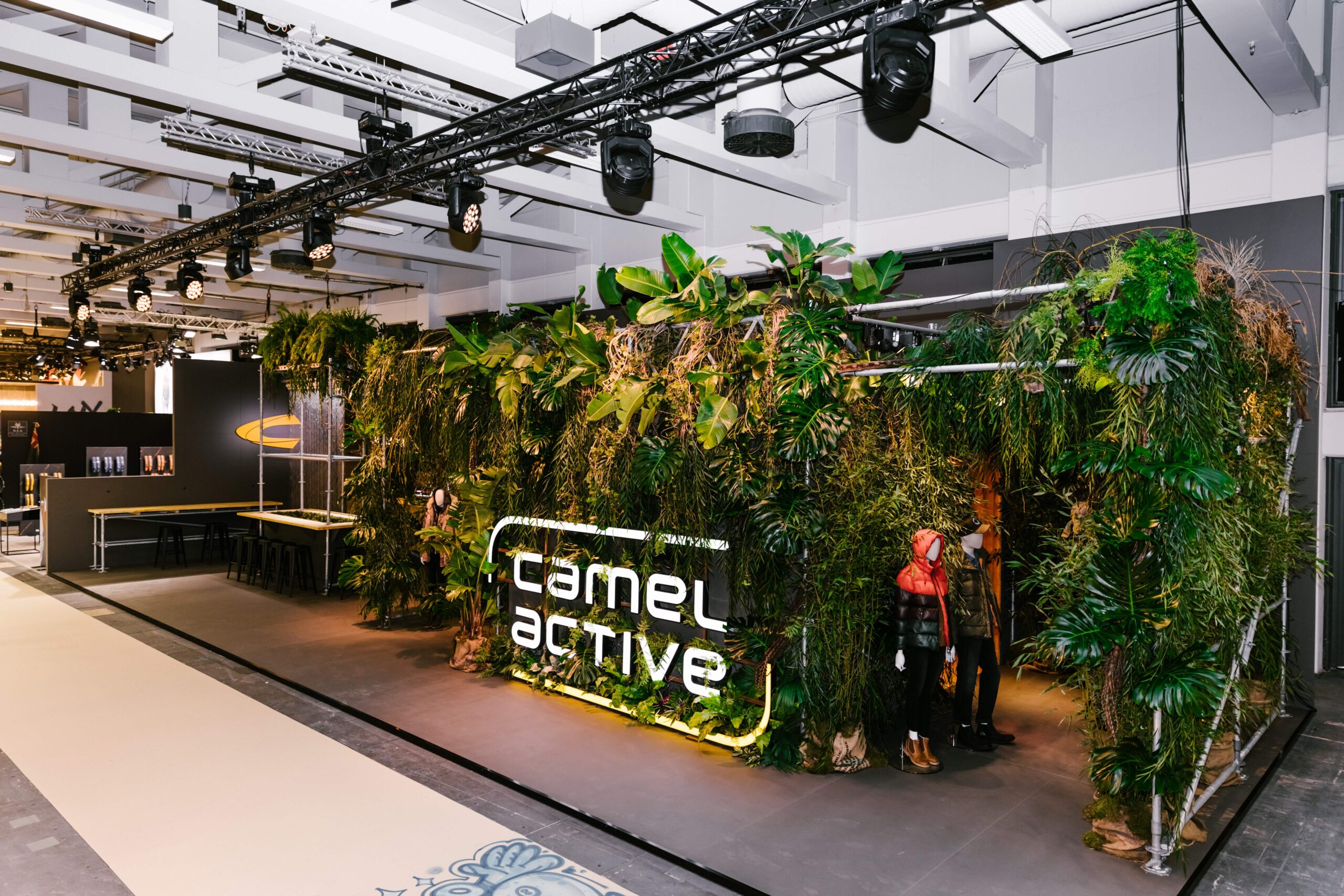 indoor jungle Messestand Design für camel active Panorama 2019